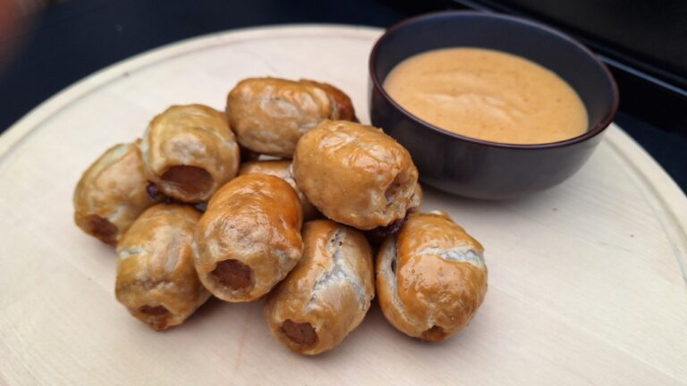 Jalapeno cheddar bladerdeeg hapjes met kaasdipsaus