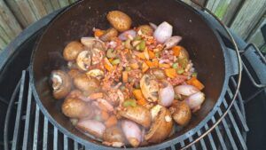 tomatenpuree toevoegen