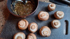 Champignons afkwasten en marinade maken