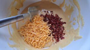 cheddar kaas en spekjes toevoegen