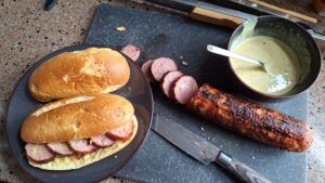 Saus klaarmaken en broodjes beleggen