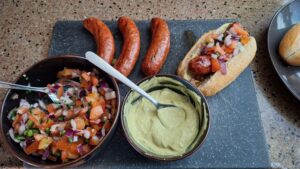 Broodjes beleggen met pico de gallo, saus en worst