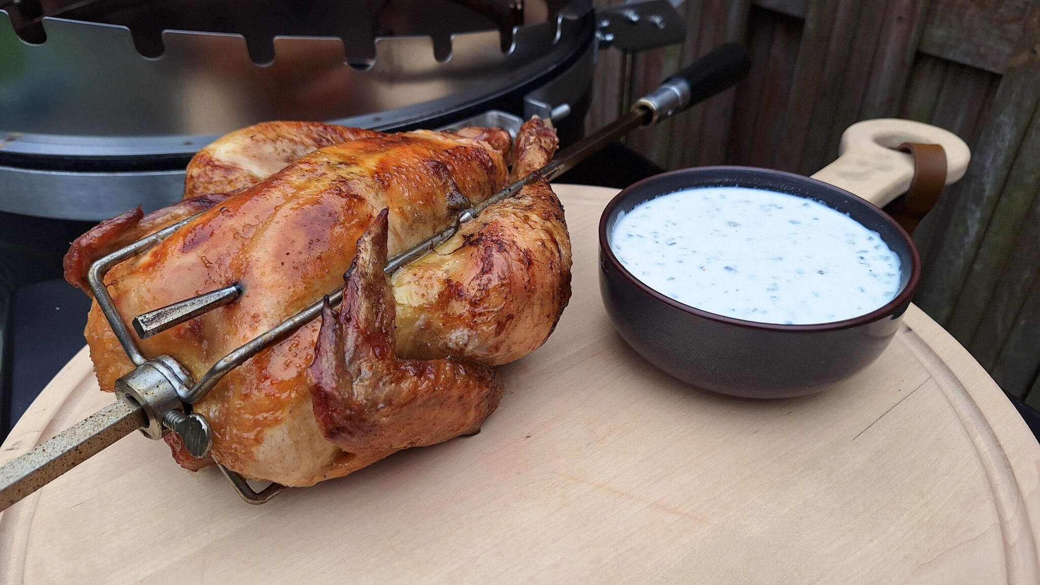 Hele kip aan het spit op de BBQ
