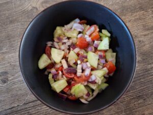 Salade maken voor kipshoarma