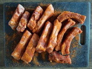 Spareribs ontvliezen en snijden per stuk