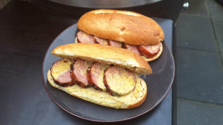 broodje grillworst van de barbecue