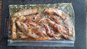 Spaanse ribfingers sandwich marineren