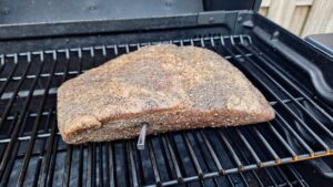 brisket op de barbecue leggen