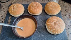 broodjes opensnijden en saus maken