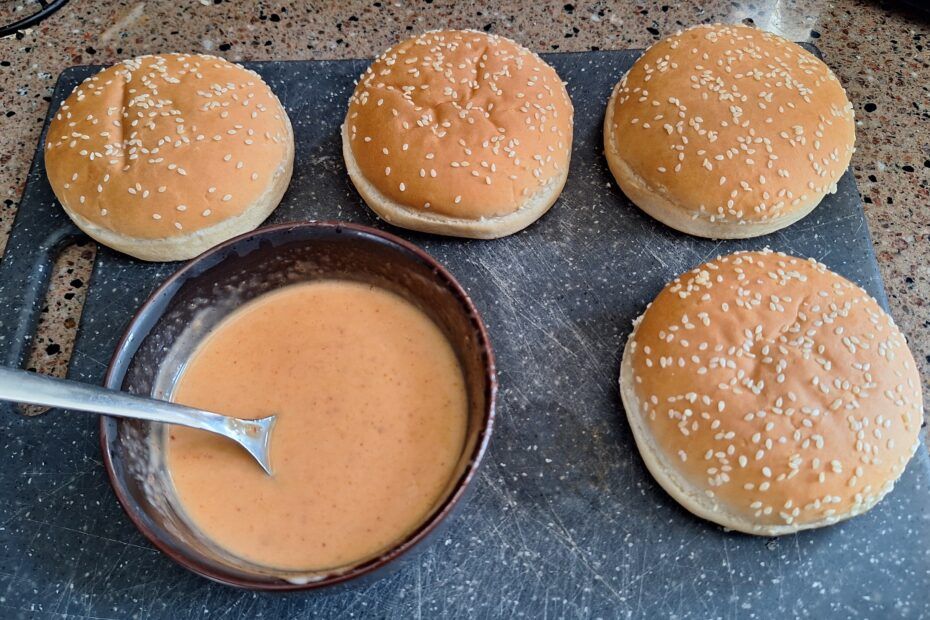broodjes opensnijden en saus maken