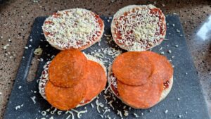 pizza broodjes beleggen