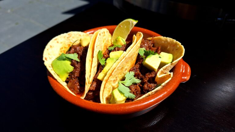 tacos de barbacoa met rundvlees, avocado en koriander