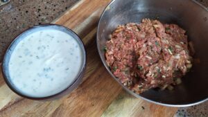 gehaktmengsel maken en saus voor arayes
