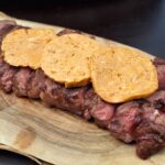 Chuck eye steak met plakjes bourbon whiskey boter erop