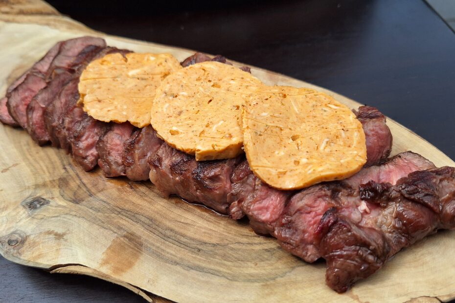 Chuck eye steak met plakjes bourbon whiskey boter erop