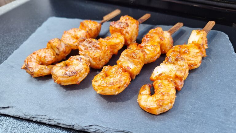 kabeljauw en garnalen piri piri vis spiesjes van de BBQ