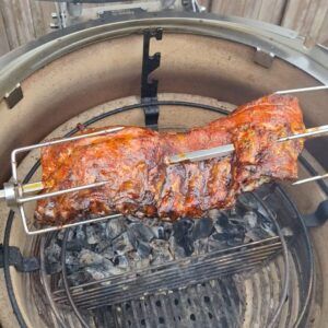 spareribs aan het spit met halve kolenmand vol