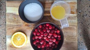 ingrediënten voor cranberry compote klaarzetten