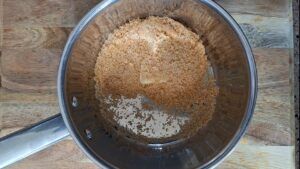 suiker en boter smelten tot karamel achtige saus