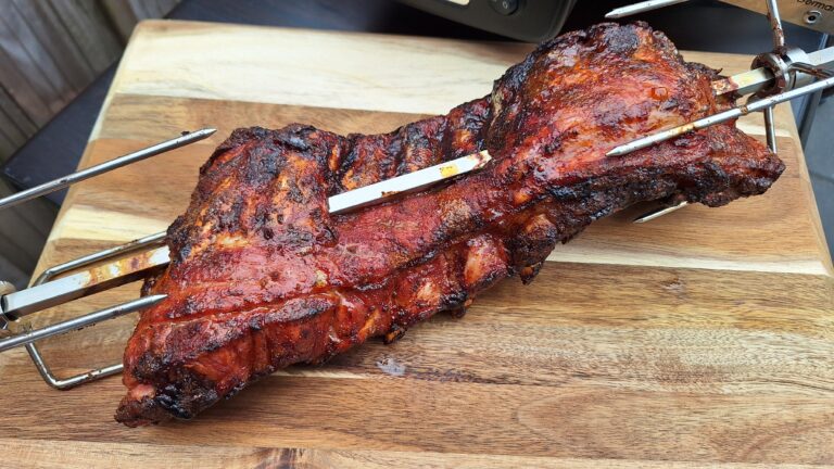 spareribs van het spit op de kamado