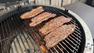 Galbi grillen op de barbecue