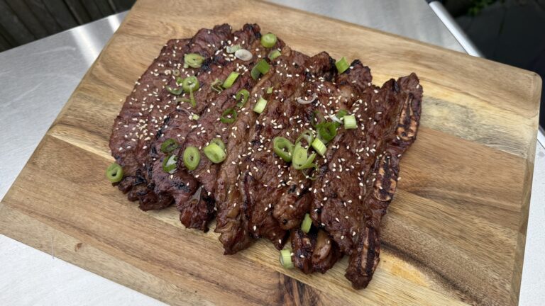 Galbi short ribs van de BBQ