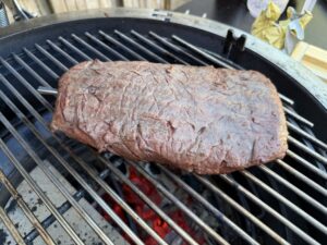 bavette direct boven de kolen afgrillen