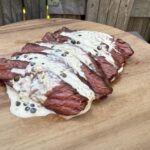 Gegrilde bavette met peper roomsaus van de BBQ