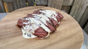 Gegrilde bavette met peper roomsaus van de BBQ