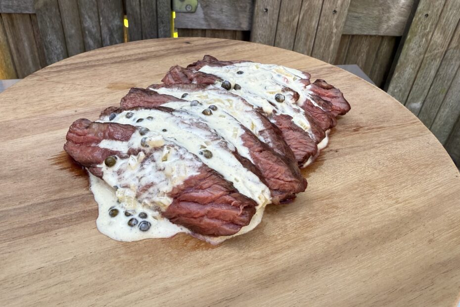 Gegrilde bavette met peper roomsaus van de BBQ