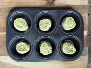 knoflookbroodjes in muffin vorm doen