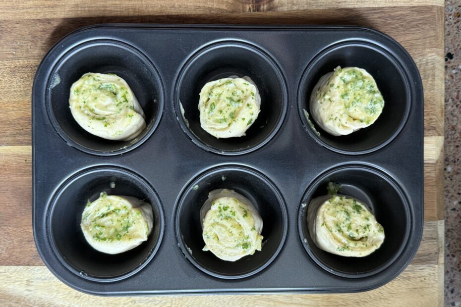 knoflookbroodjes in muffin vorm doen