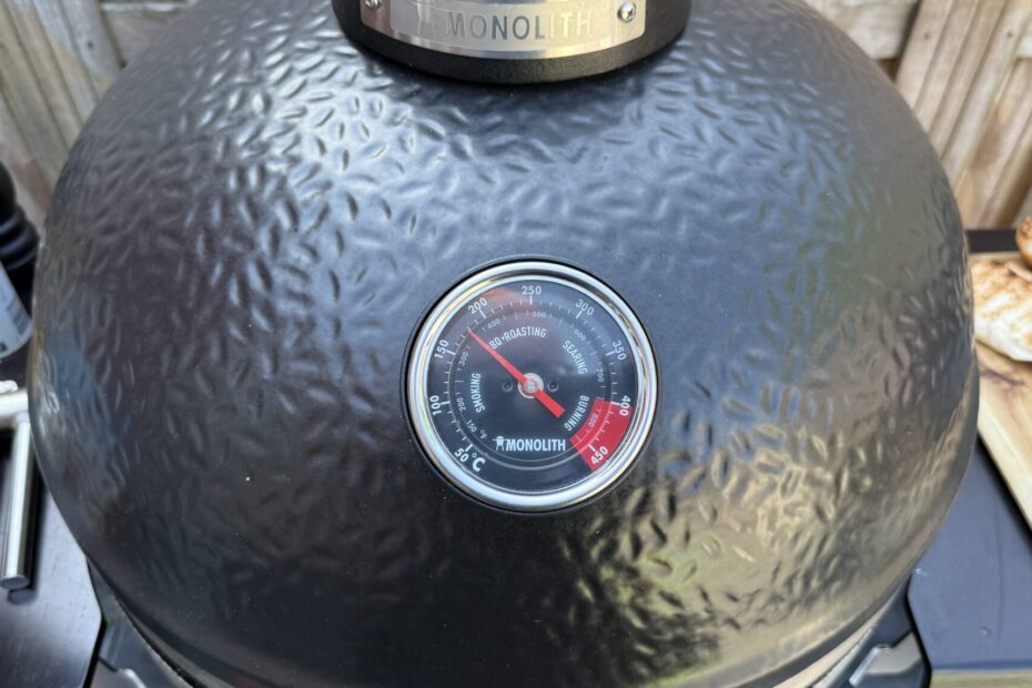 Steak and eggs breakfast sandwich 7 Barbecue aansteken