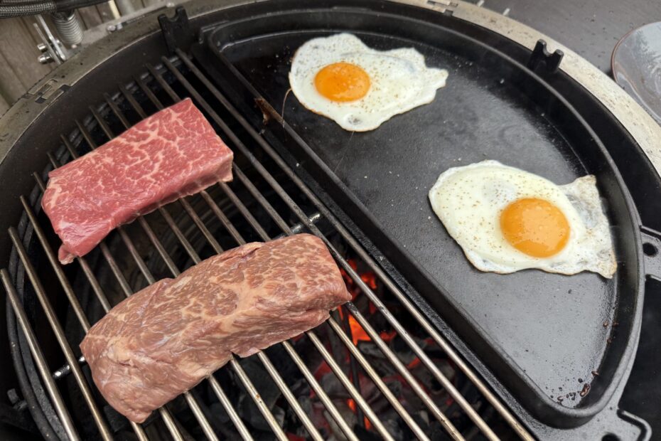 Steak and eggs breakfast sandwich 8 denver steak direct grillen en eitjes bakken