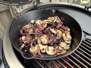 mix van kastanje champignons en rode ui