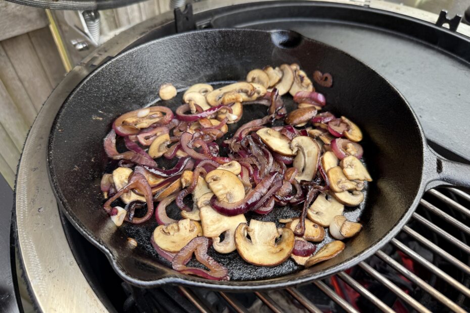 Herfstburger met brie en kastanje champignons 9 mix van kastanje champignons en rode ui