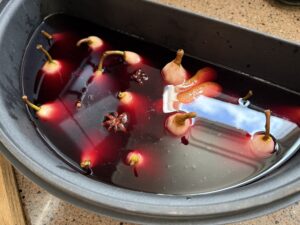 stoofperen in dutch oven met rode wijn en specerijen