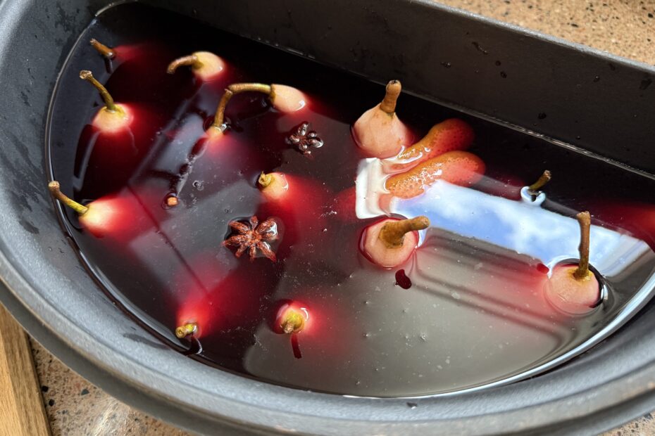 Stoofperen van de BBQ 31 stoofperen in dutch oven met rode wijn en specerijen