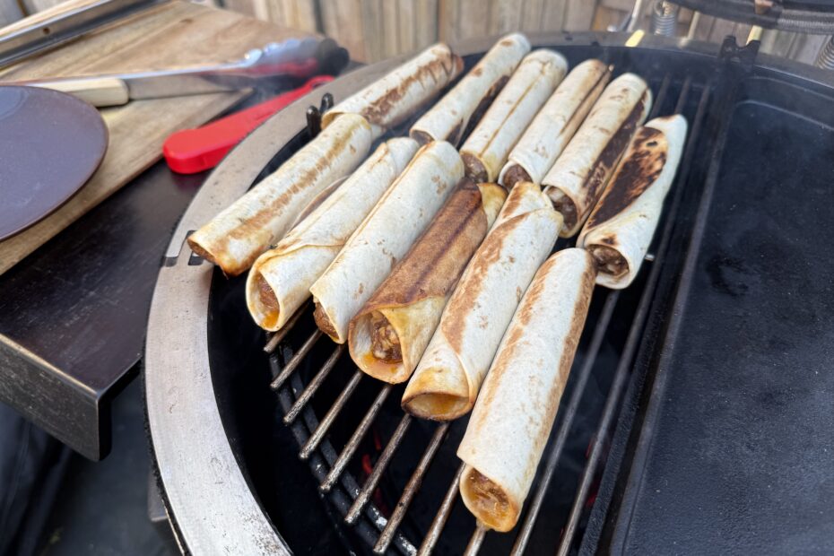 Taquitos met gekruid gehakt van de BBQ 14 indirect garen tot juiste kerntemperatuur