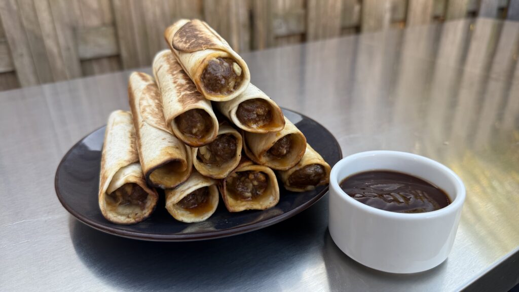 taquitos met gehakt, kaas en BBQ saus