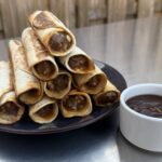 taquitos met gehakt, kaas en BBQ saus