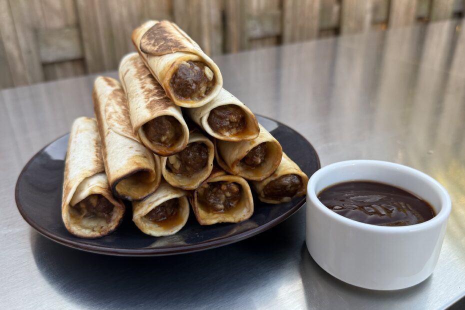 Taquitos met gekruid gehakt van de BBQ 15 taquitos met gehakt, kaas en BBQ saus