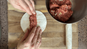 taquitos vullen met het gehakt mengsel