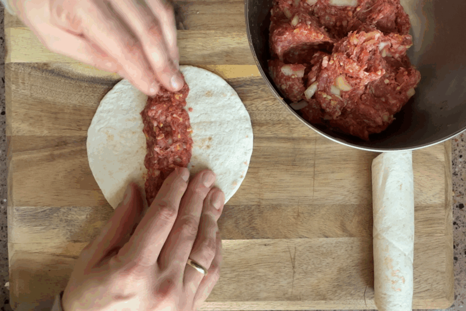 Taquitos met gekruid gehakt van de BBQ 12 taquitos vullen met het gehakt mengsel