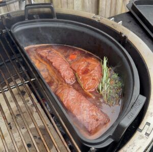 short ribs in de dutch oven en wijn en kruiden erbij