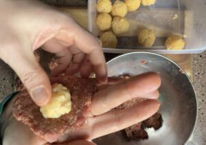 balletjes rollen van mac & cheese vulling en gehakt