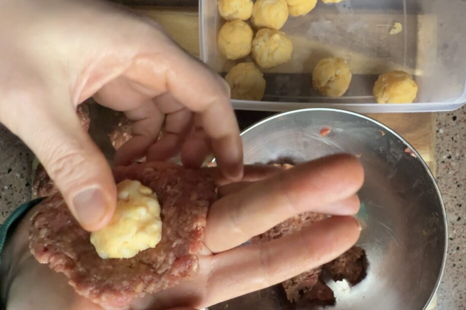 Mac & Cheese Gehaktballetjes 8 balletjes rollen van mac & cheese vulling en gehakt