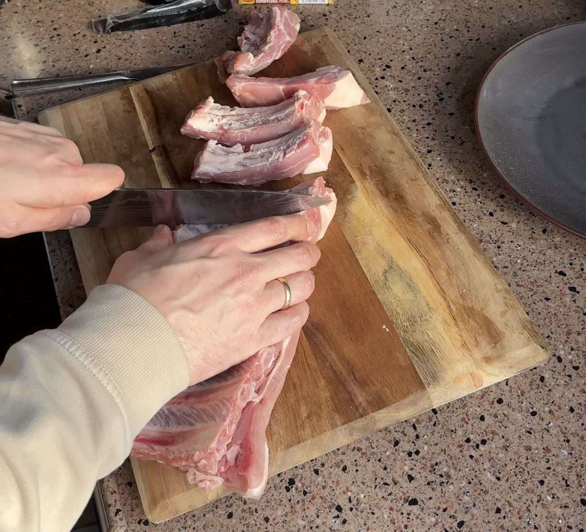 Spareribs in enkele ribben snijden