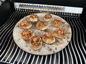 Pizza rolletjes op de pizza steen