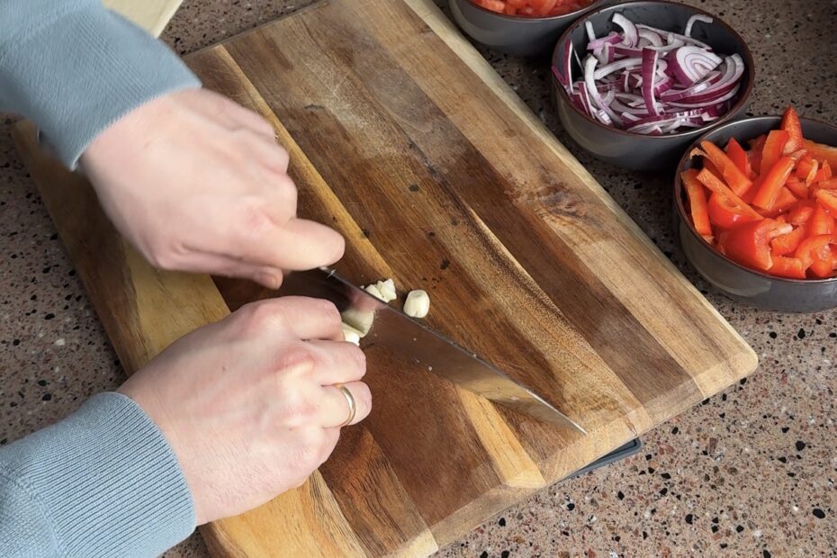 Shoarmataart - Quiche van de BBQ 11 groenten snijden